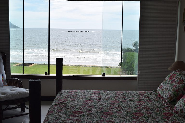 Linda Villa with four suites, standing on the sand of Rasa B