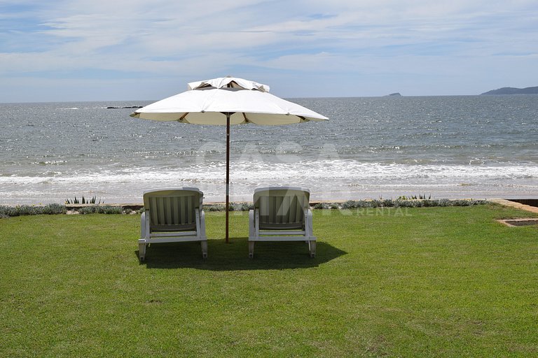 Linda Villa with four suites, standing on the sand of Rasa B