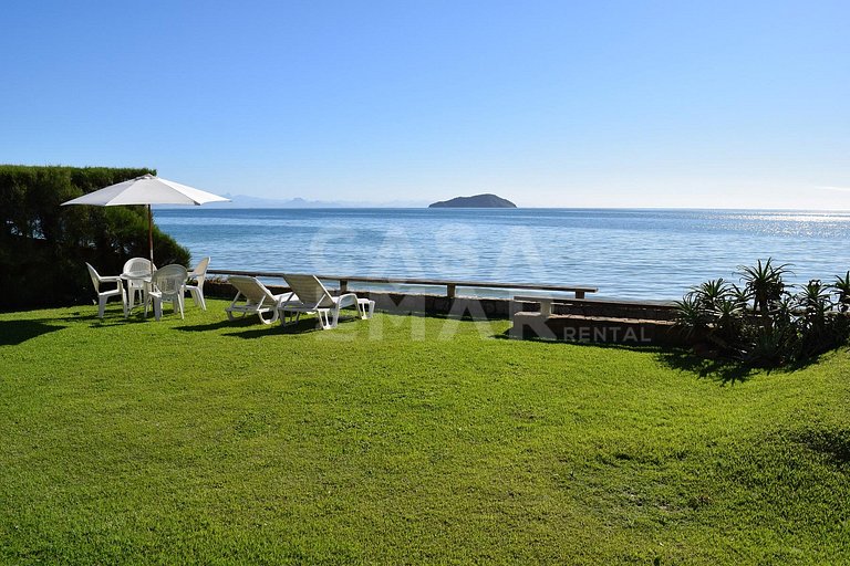Linda villa cinco suítes, frente mar, em condomínio
