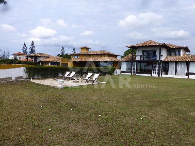Linda casa com cinco quartos, pé na areia da Praia Rasa