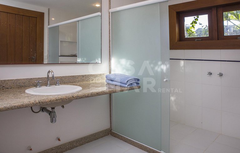 Beautiful house with six suites, standing on the sand of Pra