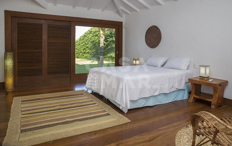 Beautiful house with six suites, standing on the sand of Pra
