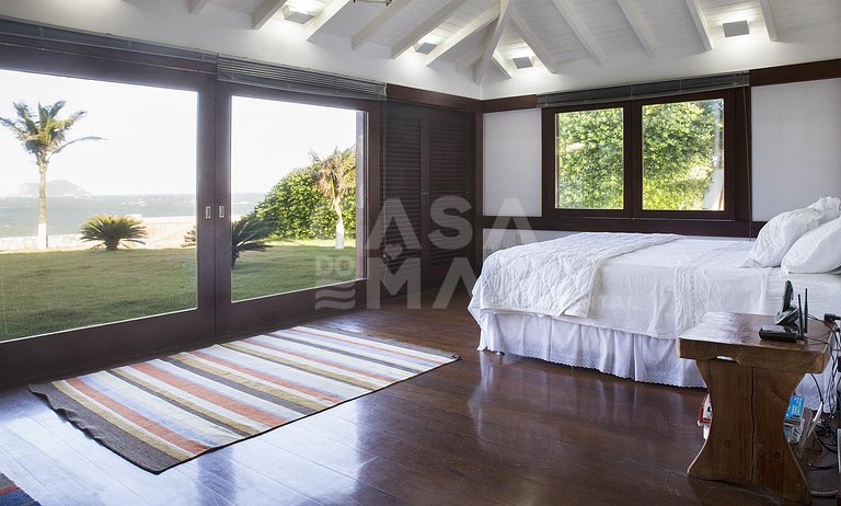 Beautiful house with six suites, standing on the sand of Pra
