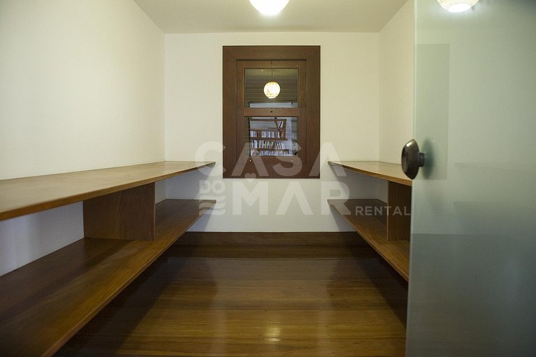 Beautiful house with six suites, standing on the sand of Pra
