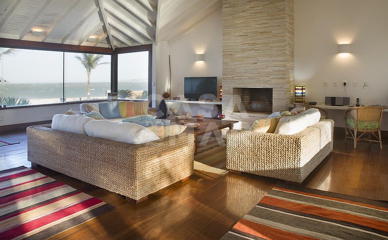 Beautiful house with six suites, standing on the sand of Pra