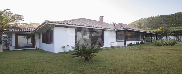 Beautiful house with six suites, standing on the sand of Pra