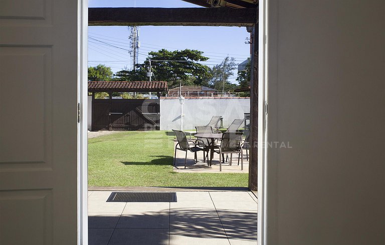 Casa em Manguinhos, próximo ao clube de velas, com ampla áre