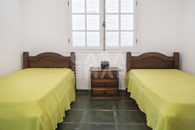 Casa em Manguinhos, próximo ao clube de velas, com ampla áre