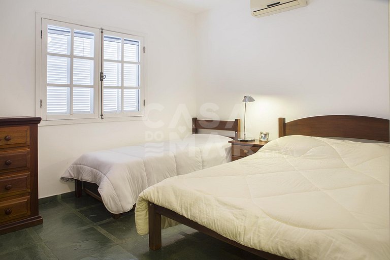 Casa em Manguinhos, próximo ao clube de velas, com ampla áre
