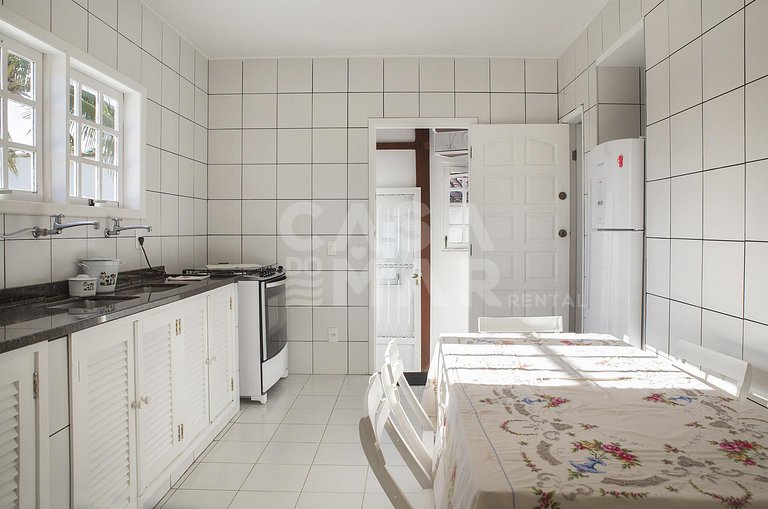Casa em Manguinhos, próximo ao clube de velas, com ampla áre