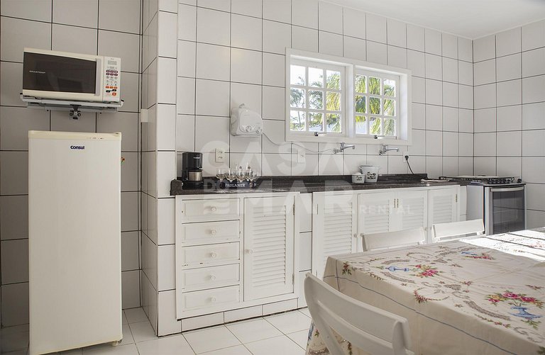 Casa em Manguinhos, próximo ao clube de velas, com ampla áre