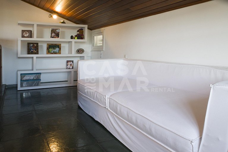 Casa em Manguinhos, próximo ao clube de velas, com ampla áre