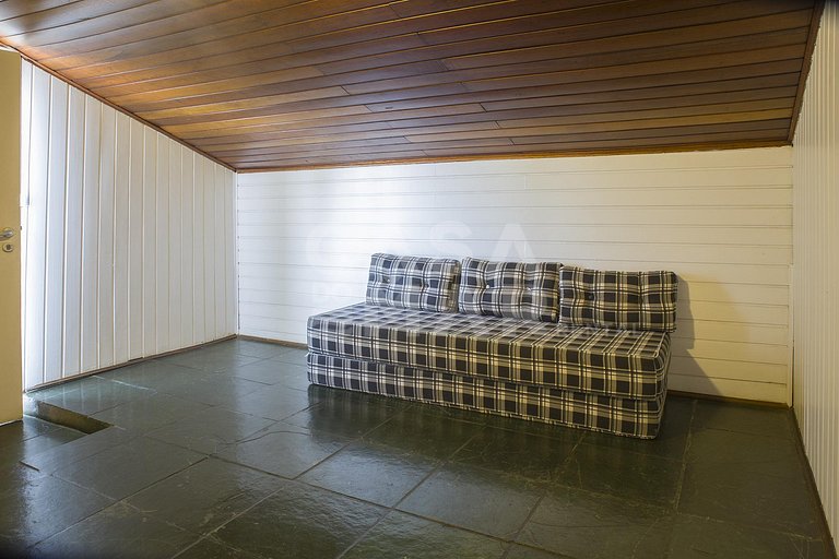 Casa em Manguinhos, próximo ao clube de velas, com ampla áre
