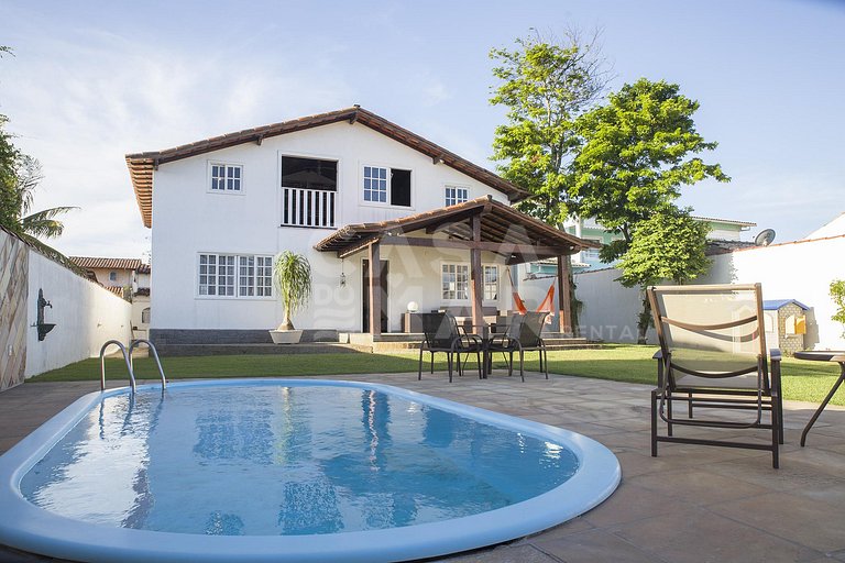 Casa em Manguinhos, próximo ao clube de velas, com ampla áre