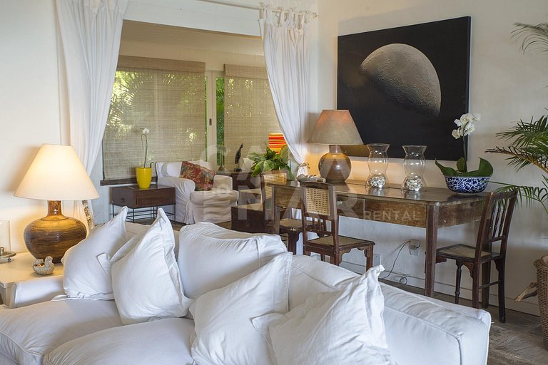 Beautiful house with six suites, facing the sea, with the mo