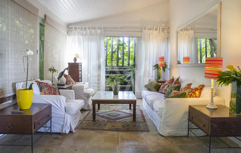 Casa com seis suítes, frente mar, piscina, sauna, completa