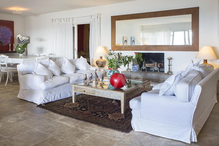 Beautiful house with six suites, facing the sea, with the mo