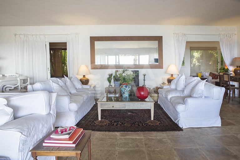 Casa com seis suítes, frente mar, piscina, sauna, completa