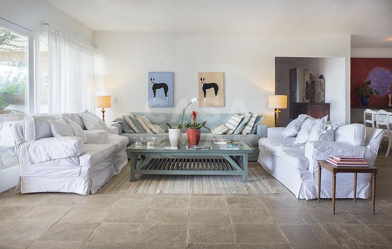 Beautiful house with six suites, facing the sea, with the mo