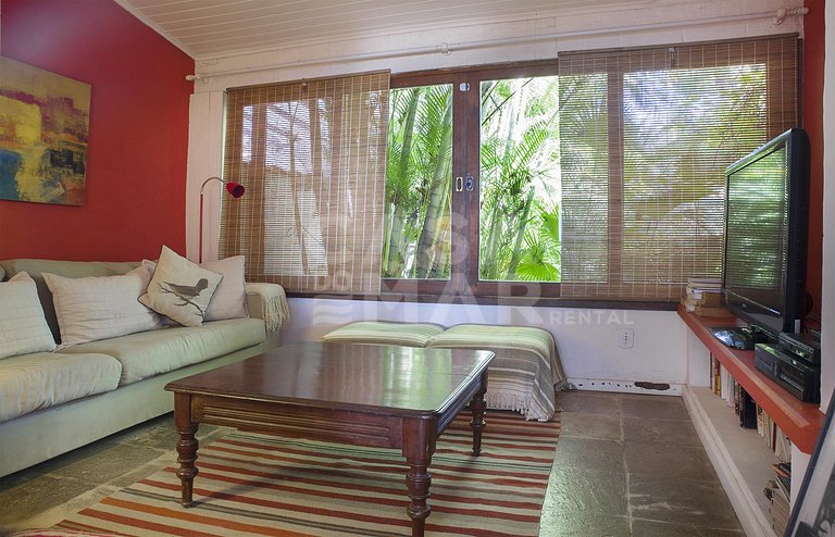 Beautiful house with six suites, facing the sea, with the mo