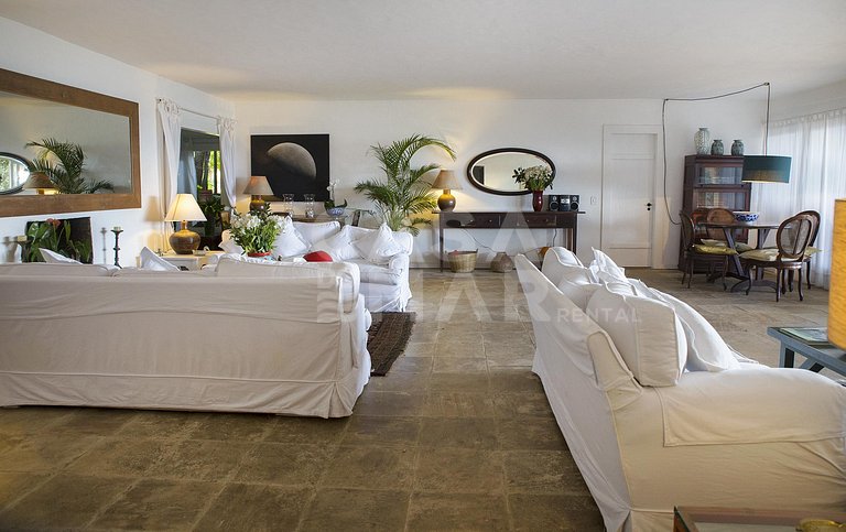 Casa com seis suítes, frente mar, piscina, sauna, completa