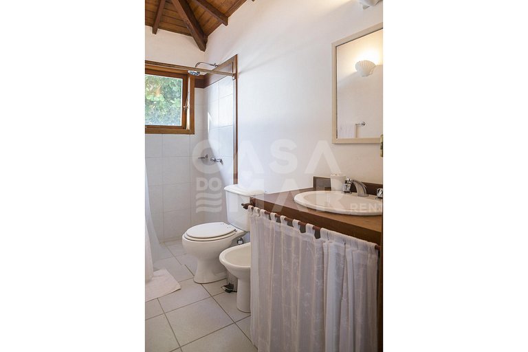 Casa com seis suítes, frente mar, piscina, sauna, completa
