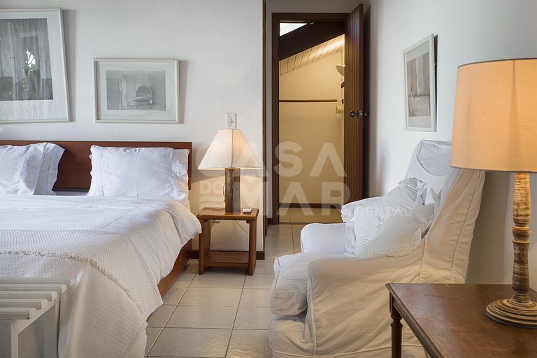 Beautiful house with six suites, facing the sea, with the mo