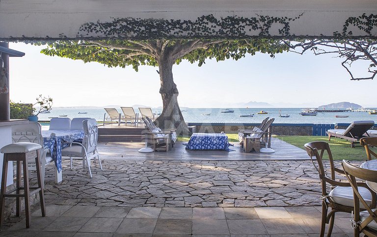 Beautiful house with six suites, facing the sea, with the mo