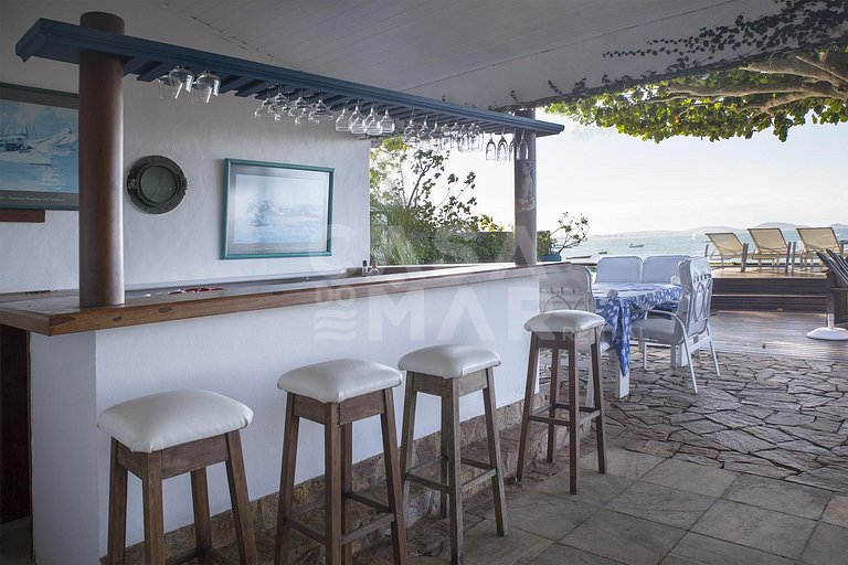 Beautiful house with six suites, facing the sea, with the mo
