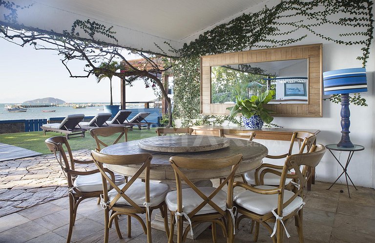 Beautiful house with six suites, facing the sea, with the mo