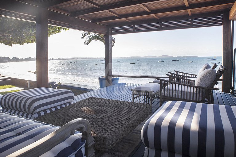 Beautiful house with six suites, facing the sea, with the mo
