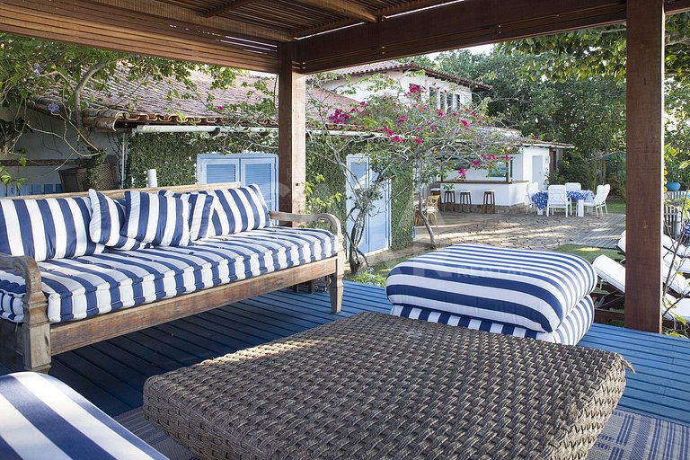 Beautiful house with six suites, facing the sea, with the mo