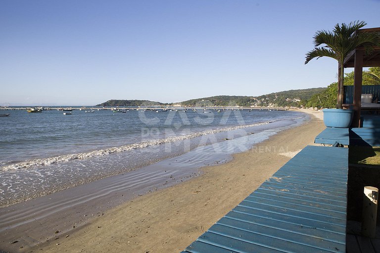 Beautiful house with six suites, facing the sea, with the mo