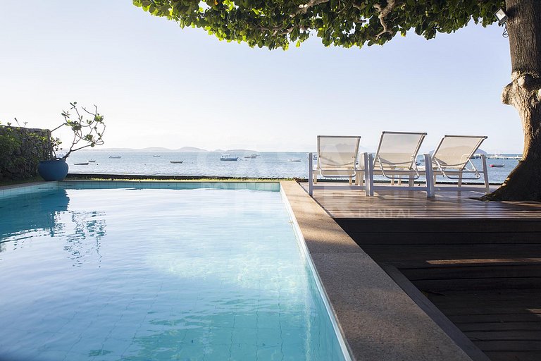 Beautiful house with six suites, facing the sea, with the mo