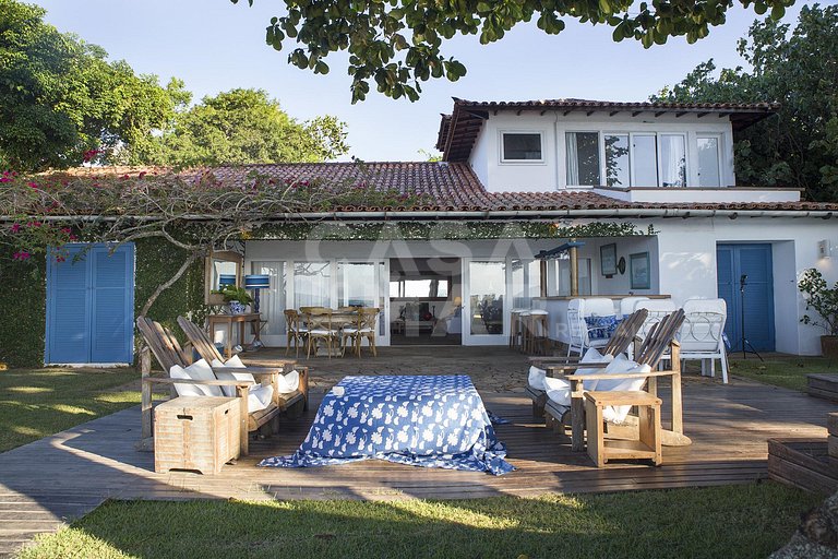 Casa com seis suítes, frente mar, piscina, sauna, completa