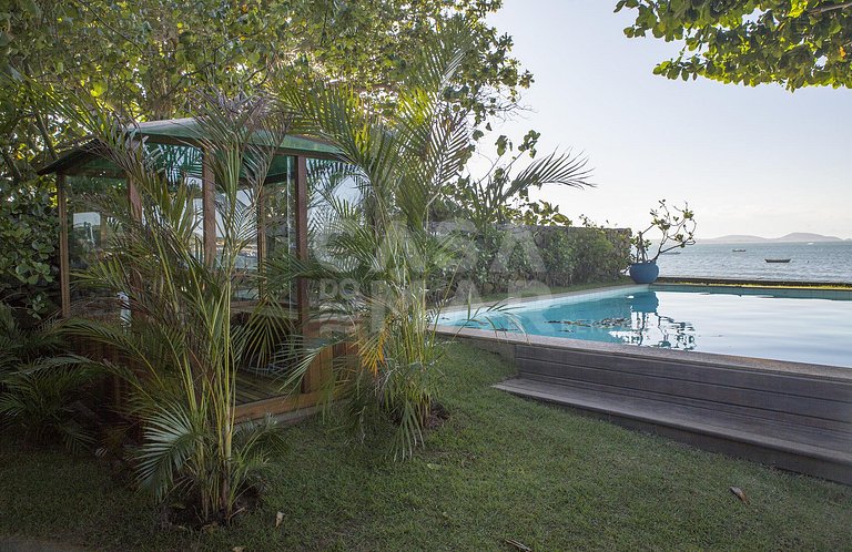 Beautiful house with six suites, facing the sea, with the mo