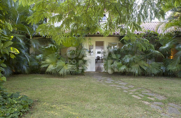 Casa com seis suítes, frente mar, piscina, sauna, completa