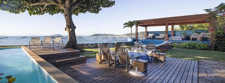 Beautiful house with six suites, facing the sea, with the mo