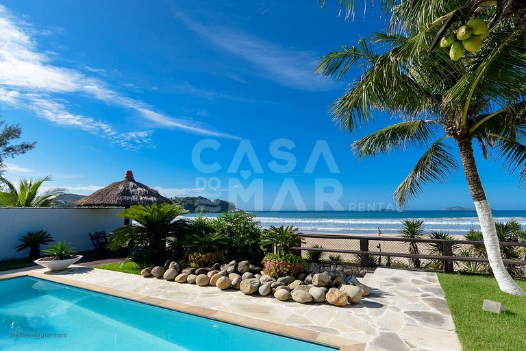 Casa com cinco suítes, pé na areia da Praia de Geribá