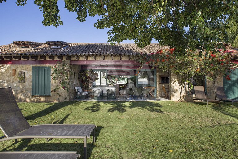 Linda casa com quatro suítes, frente mar, em Manguinhos