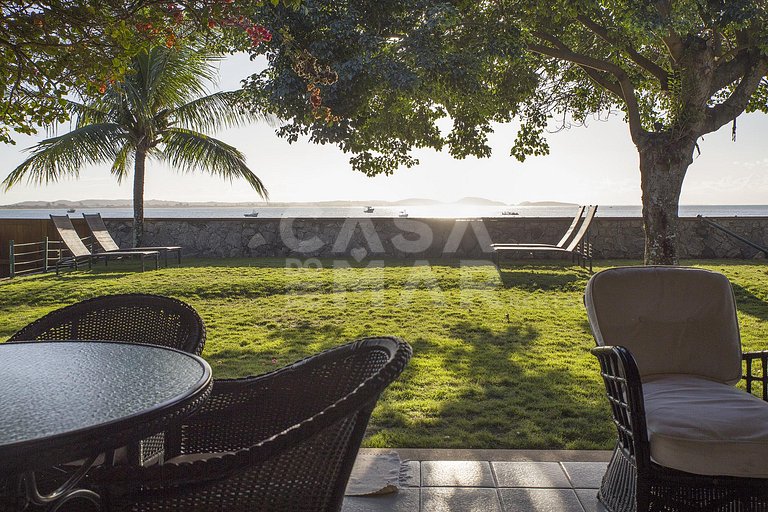 Linda casa com quatro suítes, frente mar, em Manguinhos