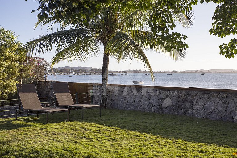 Linda casa com quatro suítes, frente mar, em Manguinhos