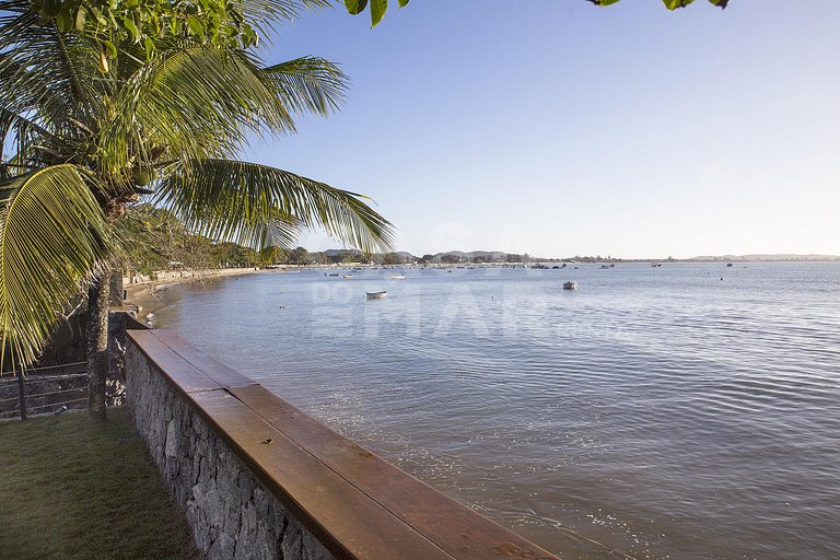 Linda casa com quatro suítes, frente mar, em Manguinhos