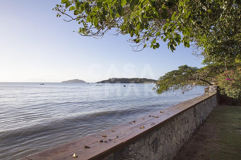 Linda casa com quatro suítes, frente mar, em Manguinhos