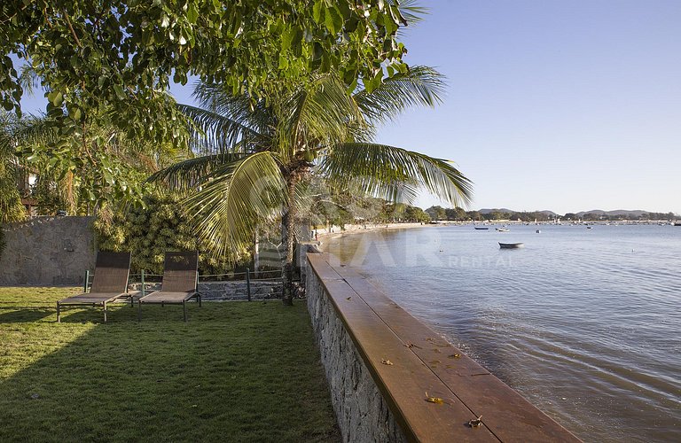 Linda casa com quatro suítes, frente mar, em Manguinhos