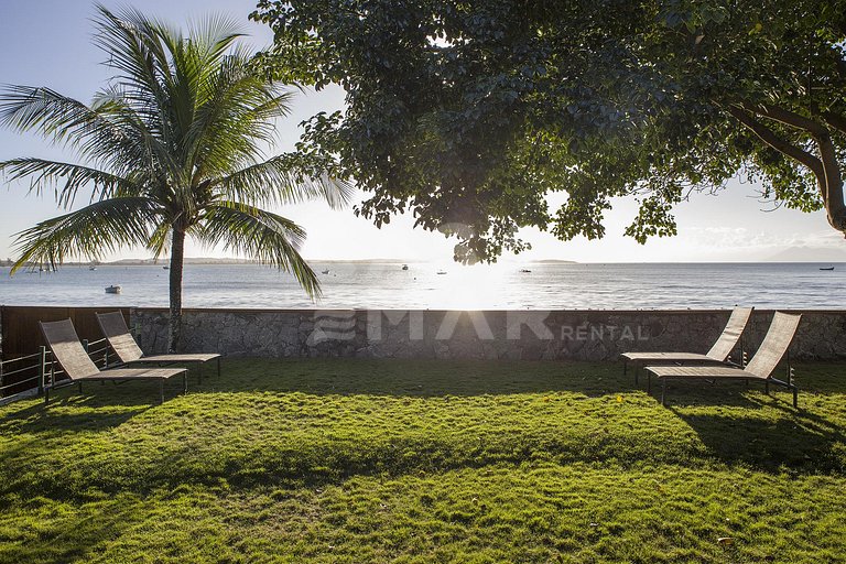 Linda casa com quatro suítes, frente mar, em Manguinhos