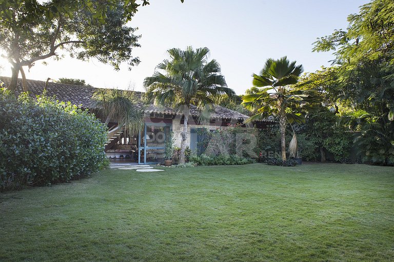 Linda casa com quatro suítes, frente mar, em Manguinhos