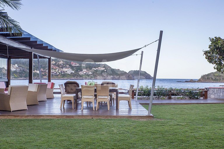 Linda casa, pé na areia da praia da Ferradura, com cinco suí