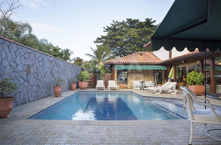 Linda casa, pé na areia da praia da Ferradura, com cinco suí