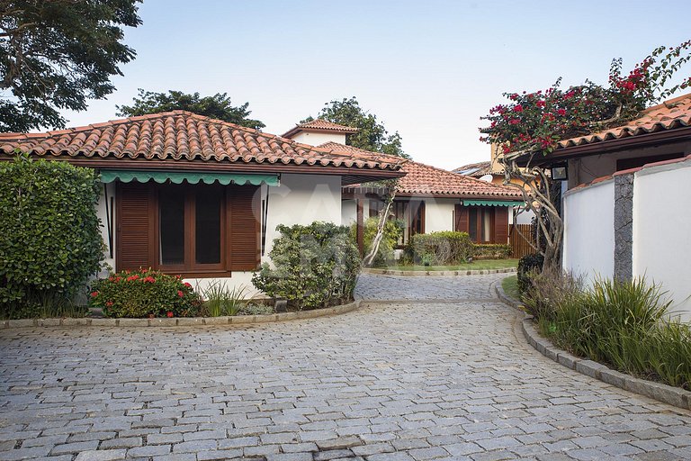 Linda casa, pé na areia da praia da Ferradura, com cinco suí
